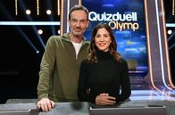 Quizduell - Olymp – Die Kandidat:innen des Teams "Kamera": Der Schauspieler Jörg Hartmann (l.) und die Schauspielerin Aylin Tezel (r.).