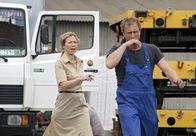 Ein Fall für Nadja – Auf der Flucht: Dennis Rose (Matthias Komm, r.) läuft Nadja (Nadja (Marion Kracht, l.) davon.