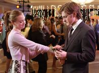 Desperate Housewives – Susan hält ihre Tochter Julie für das perfekte Kind, doch als sie Julie (Andrea Bowen, l.) mit Zach (Cody Kasch, r.) beim Küssen erwischt, muss sie erkennen, dass auch ihr Kind nicht vollkommen ist ...