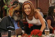 How I Met Your Mother – Lily (Alyson Hannigan, r.) genießt die Aufmerksamkeit ihres neuen Freundes, der Funk-Legende George Clinton (George Clinton, l.)