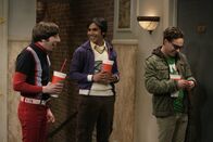 The Big Bang Theory – Nachdem sie erfahren haben, dass Sheldon an einer dreimonatigen Expedition zum Nordpol teilnehmen soll, freuen sich Leonard (Johnny Galecki, r.), Rajesh (Kunal Nayyar, M.) und Howard (Simon Helberg, l.) auf einen Sommer ohne ihn. Doch zu früh gefreut ...