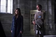 Hannibal – Während Alana (Caroline Dhavernas, l.) versucht, Will bei seiner Suche nach der Wahrheit zu unterstützen, tut Hannibal (Mads Mikkelsen, r.) alles, um Will als unzurechnungsfähig einstufen zu lassen ...