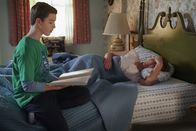 Young Sheldon – Sheldon Cooper (Iain Armitage, l.); Mary Cooper (Zoe Perry, r.)