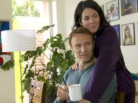 In aller Freundschaft – Elena Eichhorn (Cheryl Shepard) und ihre Tochter Sophie sind bei Martin Stein (Bernhard Bettermann) eingezogen. Obwohl überall noch Umzugschaos herrscht, ist Martin über diese Entwicklung sehr glücklich.