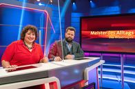 Meister des Alltags – Neues Rateteam beim SWR Wissensquiz „Meister des Alltags“: Comedienne Meltem Kaptan und Schauspieler Antoine Monot Jr. gehen Fragen aus dem alltäglichen Leben mit Witz und gewitzt auf den Grund.