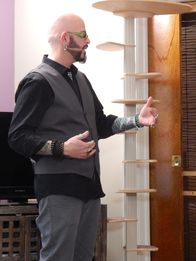 Der Katzenflüsterer – Jackson is talking to Kim.