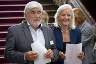 FilmMittwoch im Ersten: Altersglühen - Speed Dating für Senioren – Martha Schneider (Hildegard Schmahl) und Johann Schäfer (Mario Adorf) – um ihrer Einsamkeit zu entkommen, wählen sie einen etwas ungewöhnlichen Weg: ein Speed Dating.
