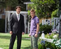 Desperate Housewives – Das homosexuelle Paar Lee (Kevin Rahm, r.) und Bob (Tuc Watkins, l.) zieht in das Haus neben Susan und Mike ein, und Susan begrüßt die beiden Männer herzlich in der Nachbarschaft. Doch dabei tritt sie wie gewohnt in jedes nur erdenkliche Fettnäpfchen ...