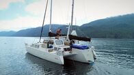 Die Sprache der Tiere – Trimaran mit Forschern an Bord: Vor Beginn der Ausfahrt werden die Unterwasser-Mikrofone in Stellung gebracht.