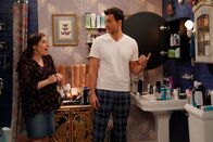 Call Me Kat – Kat (Mayim Bialik, l.); Max (Cheyenne Jackson, r.)