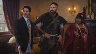 Ghosts – v.li.: Asher Grodman als Trevor, Devan Chandler Long als Thorfinn, Danielle Pinnock als Alberta
