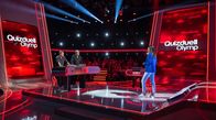 Quizduell-Olymp – Quizmasterin Esther Sedlaczek (r.) mit den Kandidaten des Teams „Fanta4“ Michi Beck (l.) und Smudo (2.v.l.).
