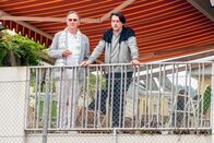 SOKO Kitzbühel – Das SOKO-Team ermittelt auf der Tennisanlage von Trainer Gerhard "Schimpe" Schimpelsberger (Hary Prinz, r.) und trifft dort auf illustre Gesellschaft. Der Ex-Tennisstar des Clubs Karl König wurde ermordet. Die Ermittler nehmen Tennis-Superfan Viktor Hauff (Michael Lerchenberg, l.) genauer unter die Lupe.