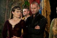 Camelot – Folge 3: Verbotene Liebe (Guinevere) Königin Igraine (Claire Forlani) und Merlin (Joseph Fiennes).