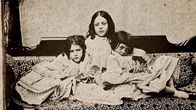 Das Abenteuer der Manuskripte – Die echte Alice (re.) mit ihren Geschwistern.