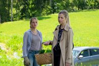 Der Bergdoktor – Karin Bachmeier (Hilde Dalik, r.) und ihre Tochter Josie (Lieselotte Voß, l.) geraten ständig aneinander.