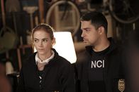 Navy CIS – Bishop (Emily Wickerham, l.); Torres (Wilmer Valderrama, r.)