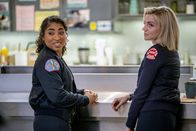 Chicago Fire – Ein gutes Team, l-r: Adriyan Rae als Gianna Mackey, Kara Killmer als Sylvie Brett