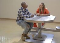 9-1-1 Notruf L.A. – Ist es wirklich eine gute Idee von Hen (Aisha Hinds, l.), ihre Ex-Freundin Eva (Abby Brammell, r.) im Gefängnis zu besuchen?; Ist es wirklich eine gute Idee von Hen (Aisha Hinds, l.), ihre Ex-Freundin Eva (Abby Brammell, r.) im Gefängnis zu besuchen?