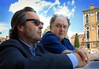 Donna Leon – Vianello (Karl Fischer, re.) und Brunetti (Uwe Kockisch) müssen erst einmal scharf nachdenken.