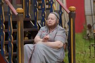 American Horror Story – Ethel (Kathy Bates) ist alles andere als erfreut über die Rückkehr eines alten Bekannten und dessen Begleitung ...