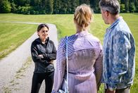 Sturm der Liebe – Miro (Pablo Sprungala, re.) fällt ein Stein vom Herzen, als Lale (Yeliz Simsek, li.) ihm und Greta (Laura Osswald, M.) das Liebesglück aufrichtig gönnt.