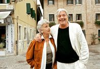 Sehnsucht nach Rimini – Marianne (Nicole Heesters) und ihre große Jugendliebe Giuseppe (Juraj Kukura) erinnern sich an alte Zeiten.
