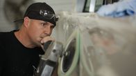 Car Rescue - Ran an den Rost! – Joe buffs the side of the completed Lincoln.