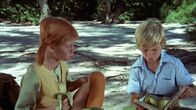 Astrid Lindgren:: Pippi Langstrumpf – Pippi Langstrumpf (Inger Nilsson) und Tommy (Pär Sundberg) machen Rast auf einer tropischen Insel kurz vor Taka-Tuka.