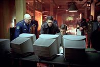 Der Anschlag – Als ein Alt-Nazi die beiden Supermächte USA und Russland gegeneinander ausspielt, geraten der neue russische Präsident Nemerov (Ciaran Hinds, M.) und General Bulgakov (Constantine Gregory, l.) in eine äußerst schwierige Lage ...