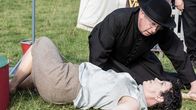Father Brown – Dr Belmont (Annabel Cleare) und Father Brown (Mark Williams)
