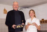 Aufgegabelt von Alexander Herrmann – Alexander Herrmann mit Anna Shchurova bei der Grillkäsezubereitung.