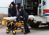 Chicago Fire – Chicago Fire Vergeltungsschlag - Retaliation Hit Staffel 1, Episode 21 Warten auf ihren Einsatz: Monica Raymund als Gabriela Dawson, Lauren German als Leslie Shay