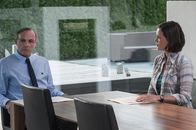 Der Bergdoktor – Katja Weiss (Sophie Melbinger) erledigt regelmäßig kleinere Besorgungen für Sebastian Lechner (Dirk Martens), der das Asperger-Syndrom hat. Als der bemerkt, dass ihre Hände zittrig und taub sind, ist er sofort alarmiert.