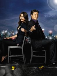 Castle – (3. Staffel) - Nach einer kurzen Unterbrechung kehrt Richard Castle (Nathan Fillion, r.) zurück, um wieder mit Kate Beckett (Stana Katic, l.) zusammen zu arbeiten ...
