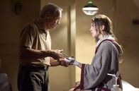 Million Dollar Baby – Trainer Frankie (Clint Eastwood) gibt Boxneuling Maggie (Hilary Swank) entscheidende Tipps zu ihrer Taktik.