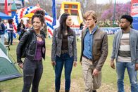 MacGyver – L-R: Riley Davis (Tristin Mays), Desi Nguyen (Levy Tran), Angus "Mac" MacGyver (Lucas Till), Wilt Bozer (Justin Hires)