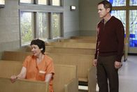 Desperate Housewives – Nach dem Selbstmord von Beth, besucht Paul (Mark Moses, r.) Felicia (Harriet Sansom Harris, l.) im Gefängnis. Felicia ist deutlich mitgenommen vom Tod ihrer Tochter und macht Paul bewusst, dass sie beide es waren, die Beth in den Tod getrieben haben ...