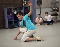Dance Academy – Am Familientag an der Dance Academy tanzen alle Studenten den Eltern vor. Sammy (Tom Green) zeigt ein Stück Modern Dance. Seine Darbietung kommt gut an, doch leider kann sein Vater ihn nicht sehen.