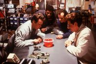 Ghostbusters II – Raymond Stantz (Dan Aykroyd, l.), Winston Zeddemore (Ernie Hudson, 2.v.l.), Egon Spengler (Harold Ramis, r.) und Peter Venkman (Bill Murray, 2.v.r.) versuchen herauszufinden, was es mit dem unterirdischen Schleim auf sich hat.