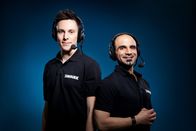 SmackDown – Manu Thiele (l.) und Walandi Tsanti (r.) kommentieren die blaue Wrestling Show "SmackDown"