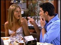 Friends – Entsetzt stellen Rachel (Jennifer Aniston, l.) und Ross (David Schwimmer, r.) fest, dass sie verheiratet sind. Wie konnte das nur geschehen?
