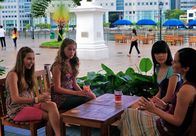 Emm@s Ch@troom – Die Mädchen bitten ihre Tanzlehrerin Michelle in Singapur, sie für den Wettbewerb zu unterrichten. v.li.: Ally (Marny Kennedy), Emma (Sophie Karbjinski), Jackie (Charlotte Nicdao) und Michelle (Julie Wee)