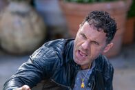 The Chelsea Detective – Marac (Cengiz Dervis) ist wütend auf Ricky Hopkinson und attackiert ihn.