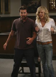It's Always Sunny in Philadelphia – Können Mac (Rob McElhenney, l.) und Dee (Kaitlin Olson, r.) das Gericht täuschen?; Können Mac (Rob McElhenney, l.) und Dee (Kaitlin Olson, r.) das Gericht täuschen?