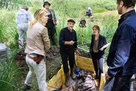 Akte Ex – Im Thüringer Moor wurde eine Moorleiche gefunden: Am Fundort Kristina Katzer (Isabell Gerschke, l.) , Schatzsucher (Thorsten Giese, im HG), Museumsdirektor Professor Paul Winter (Alexander Radszun, 2.v.l.) mit Assistentin Jasmin Brand (Luise Helm, 2.v.r.) und Lukas Hundt (Oliver Franck, r.).