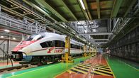 Große Inspektion – Bereit für die R3-Revision: Der Sapsan in der riesigen Werkshalle.