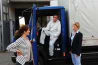 SOKO Stuttgart – KTU-Leiter Jan Arnaud (Mike Zaka Sommerfeldt, M.) berichtet den Kommissarinnen Seiffert (Astrid M. Fünderich, r.) und Kirsch (Yve Burbach, l.), dass er Spuren des Opfers auf der Ladefläche gefunden hat.
