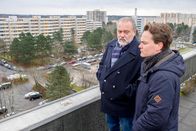 Der Alte – Hauptkommissar Richard Voss (Jan-Gregor Kremp, l.) und Tom Kupfer (Ludwig Blochberger, r.) ermitteln am Tatort. Sie rekonstruieren im Gespräch den Tatablauf.