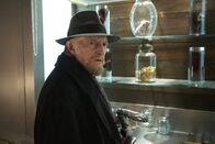 The Strain – Das Ende der Menschheit steht kurz bevor. Findet Abraham (David Bradley) noch rechtzeitig einen Weg, um den Virus und damit auch den Meister aufzuhalten?